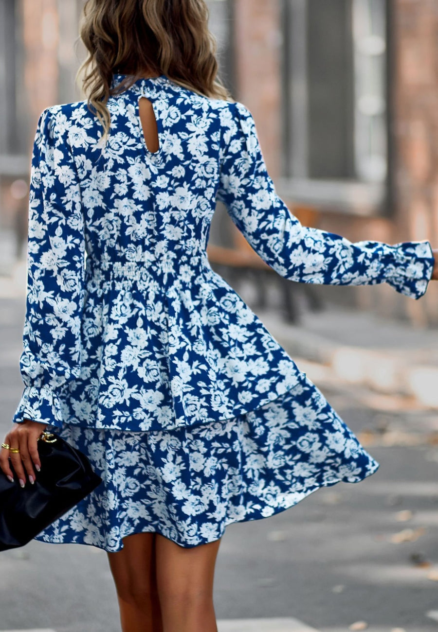 Vestido con escote fruncido y flores en capas