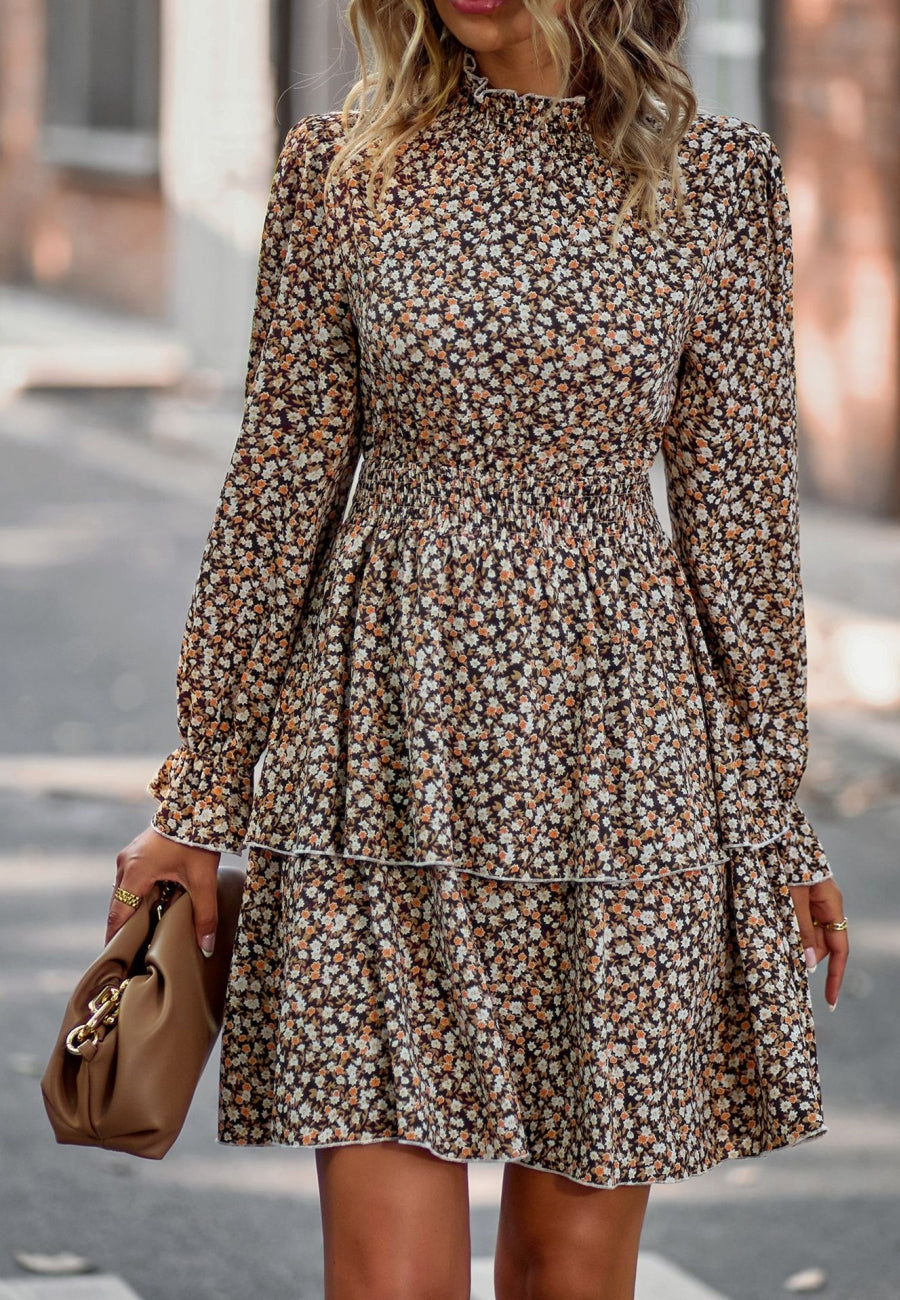 Vestido con escote fruncido y flores en capas