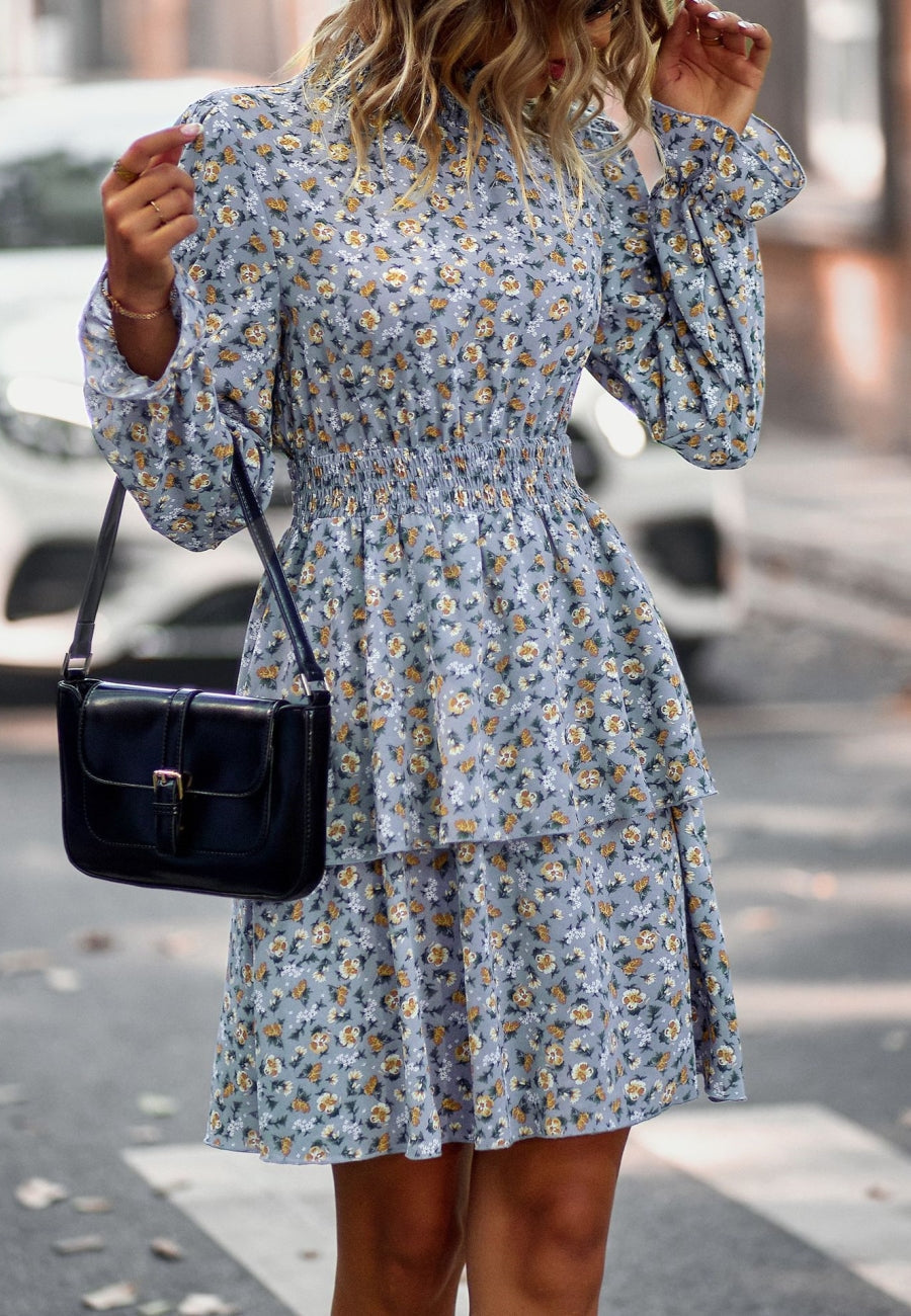 Vestido con escote fruncido y flores en capas