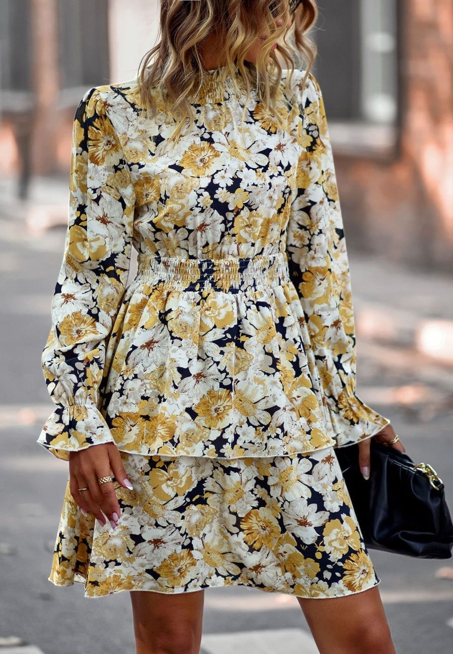 Vestido con escote fruncido y flores en capas