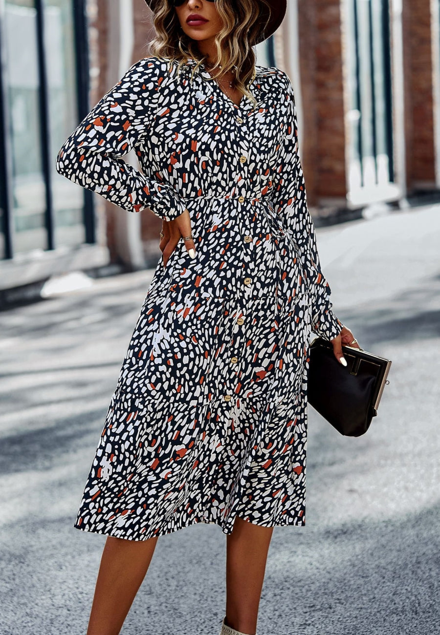Vestido con botones y flores en escote en V 