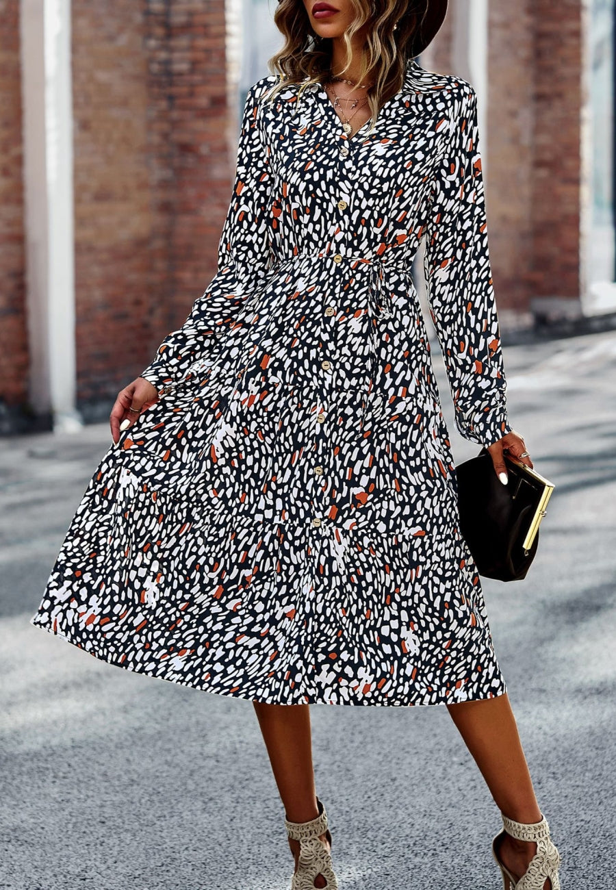 Vestido con botones y flores en escote en V 