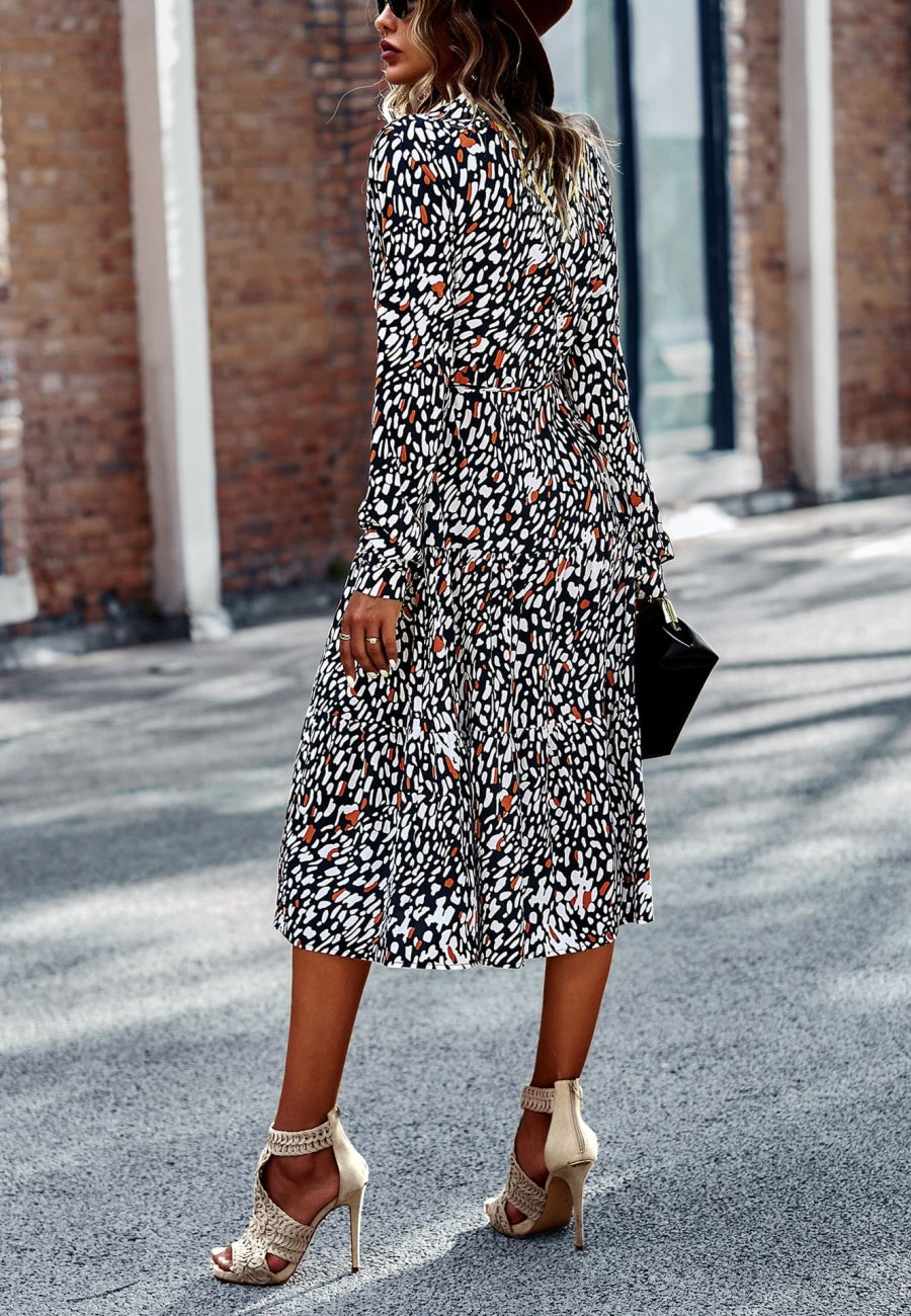 Vestido con botones y flores en escote en V 