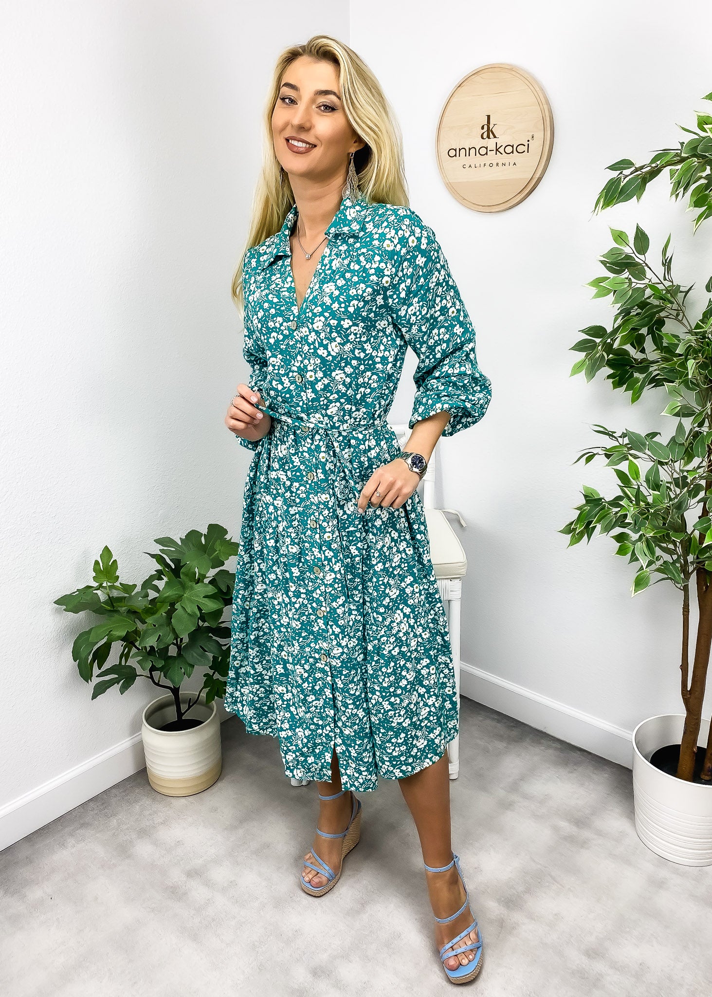 Vestido con botones y flores en escote en V 