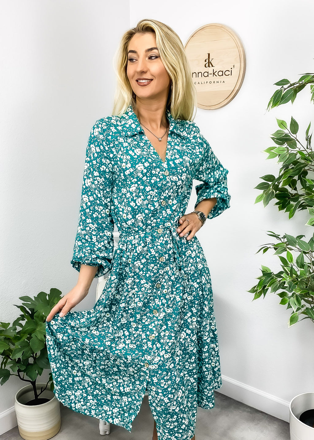 Vestido con botones y flores en escote en V 