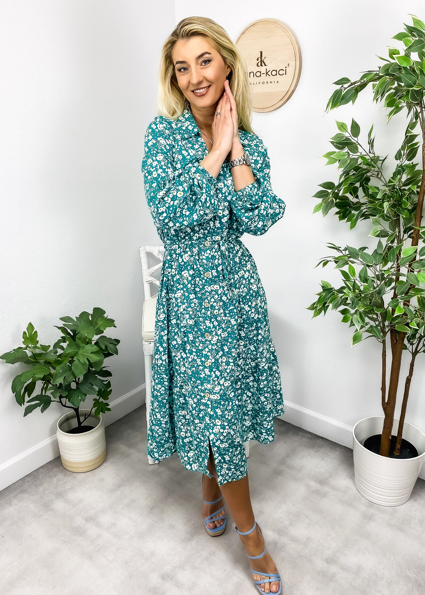 Vestido con botones y flores en escote en V 