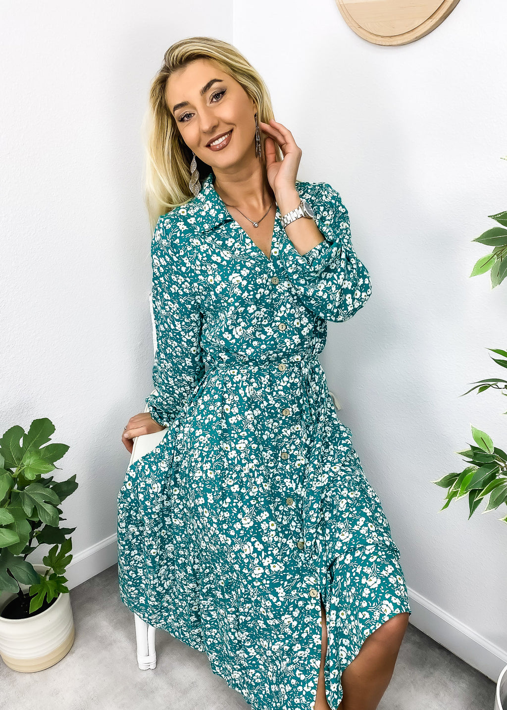 Vestido con botones y flores en escote en V 