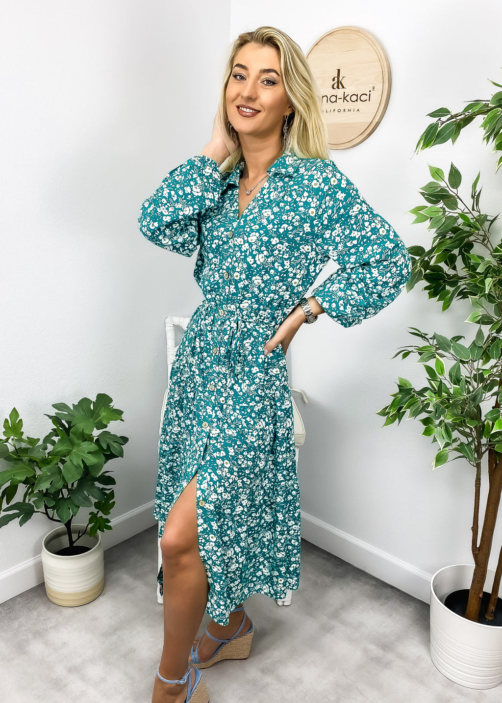 Vestido con botones y flores en escote en V 