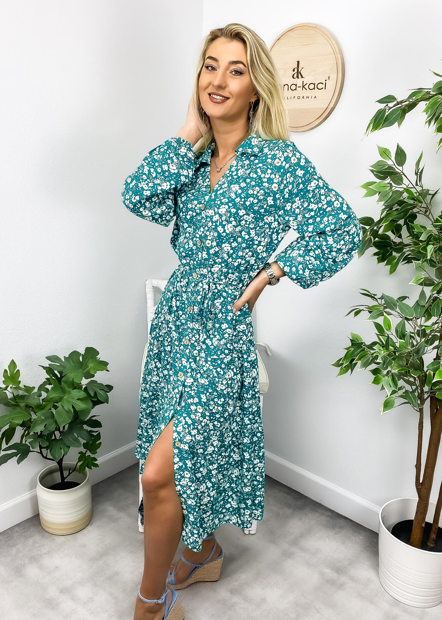 Vestido con botones y flores en escote en V 