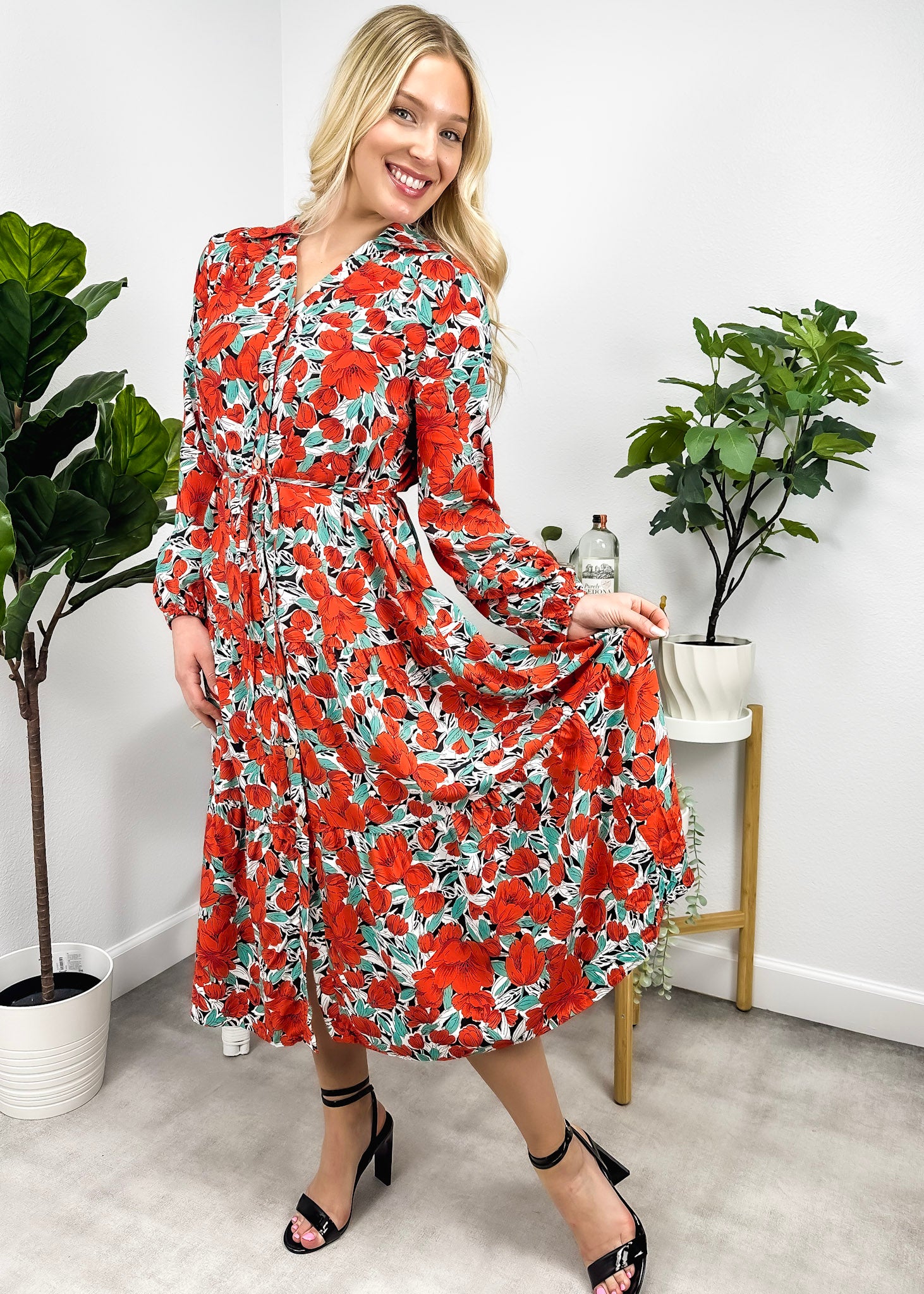 Vestido con botones y flores en escote en V 