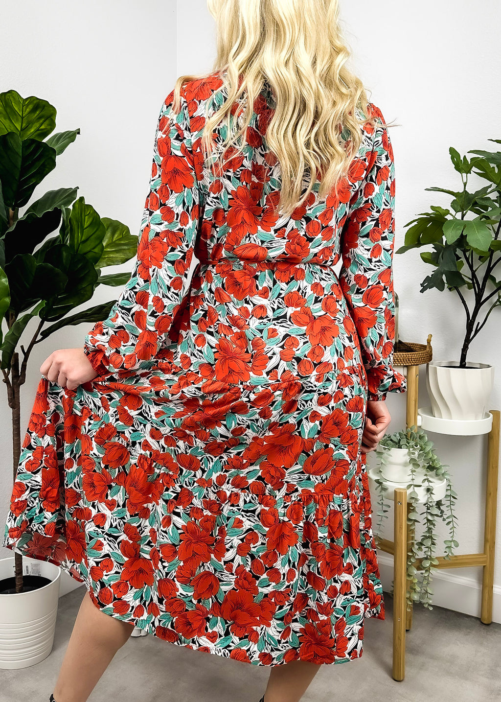 Vestido con botones y flores en escote en V 