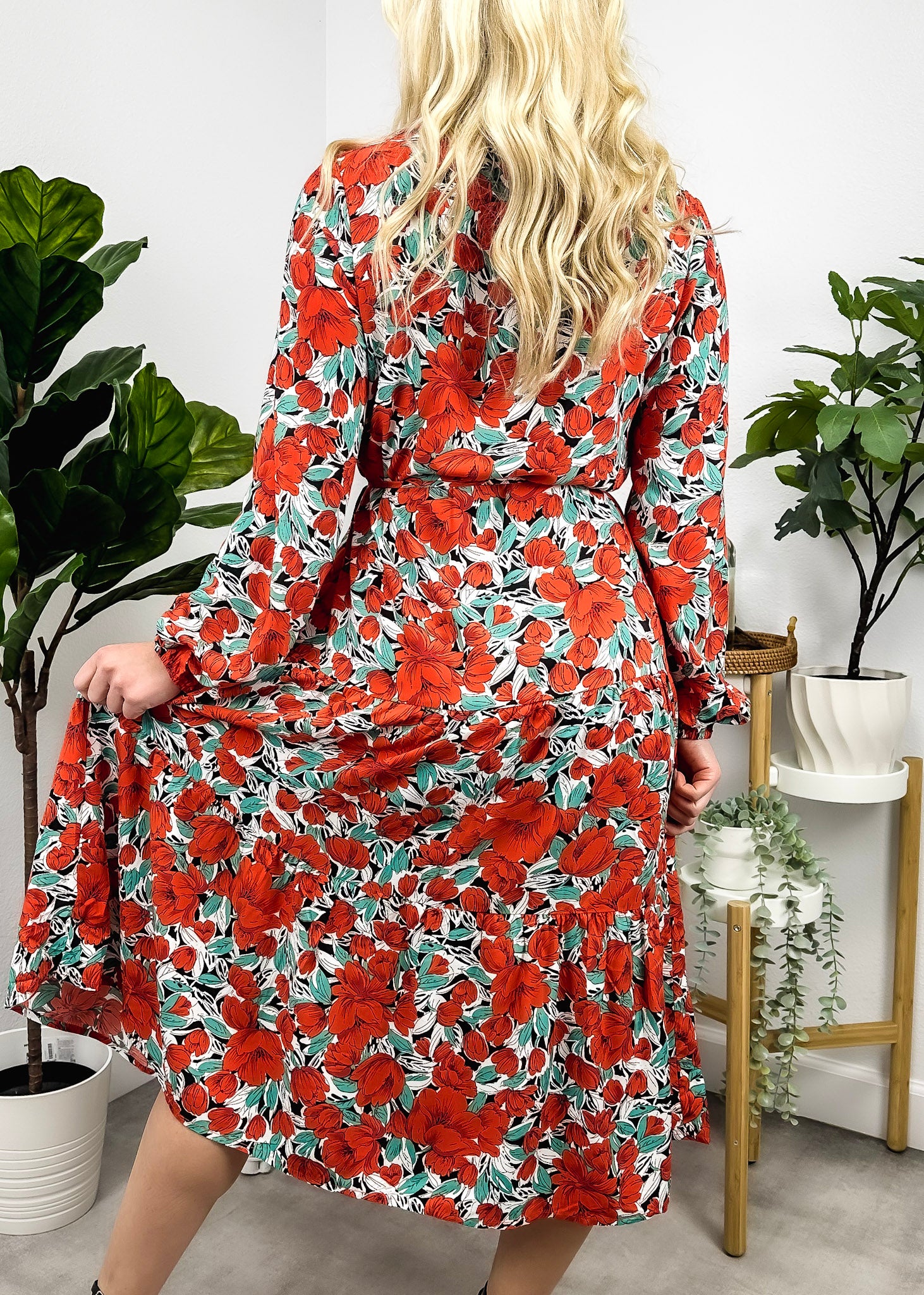 Vestido con botones y flores en escote en V 