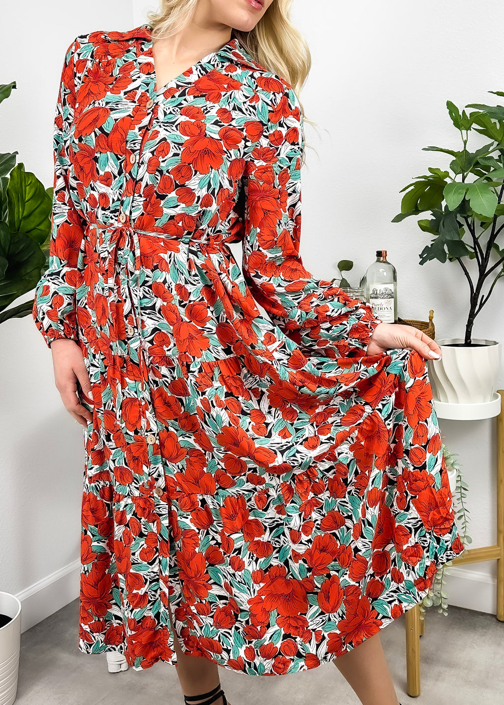 Vestido con botones y flores en escote en V 