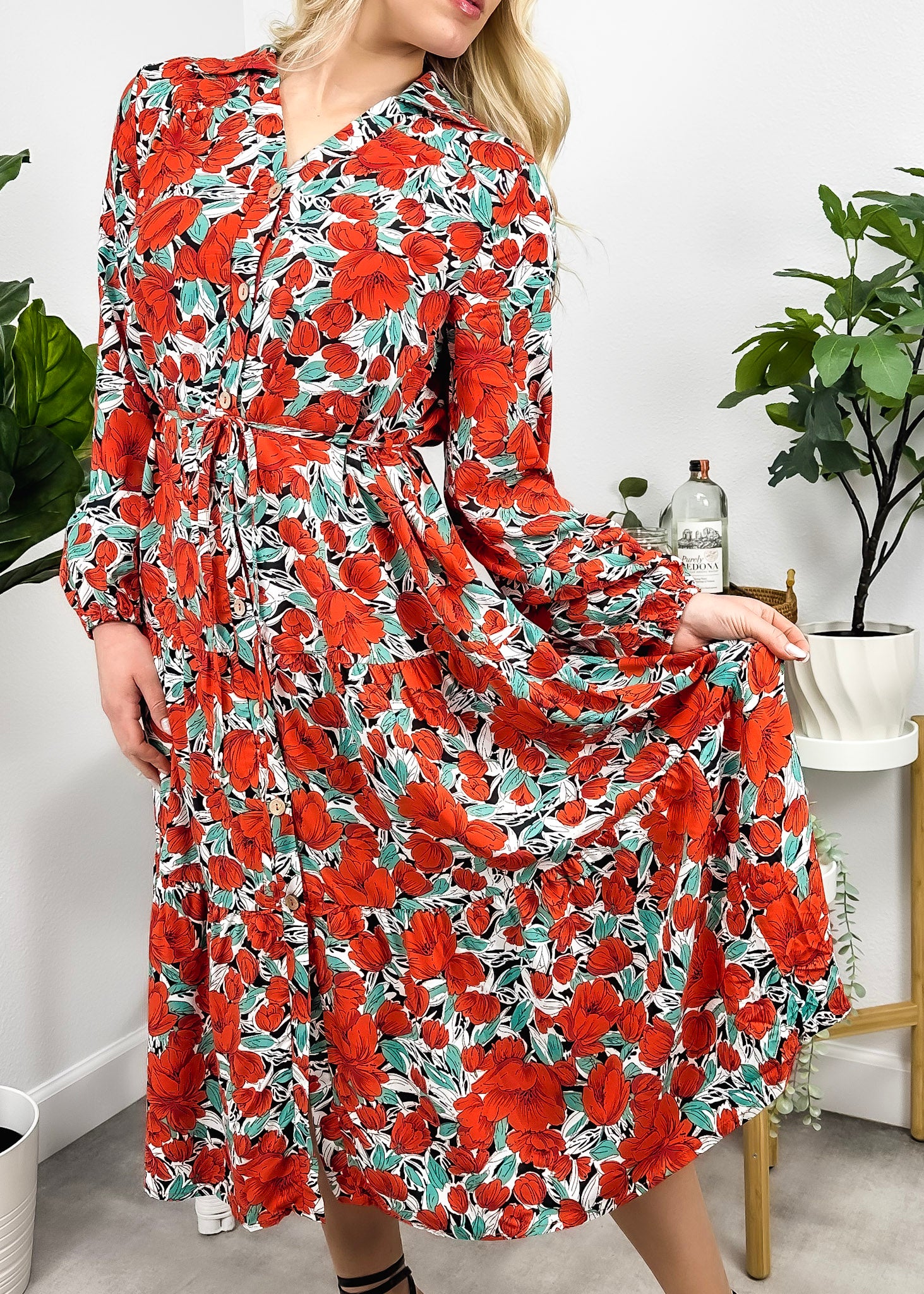 Vestido con botones y flores en escote en V 