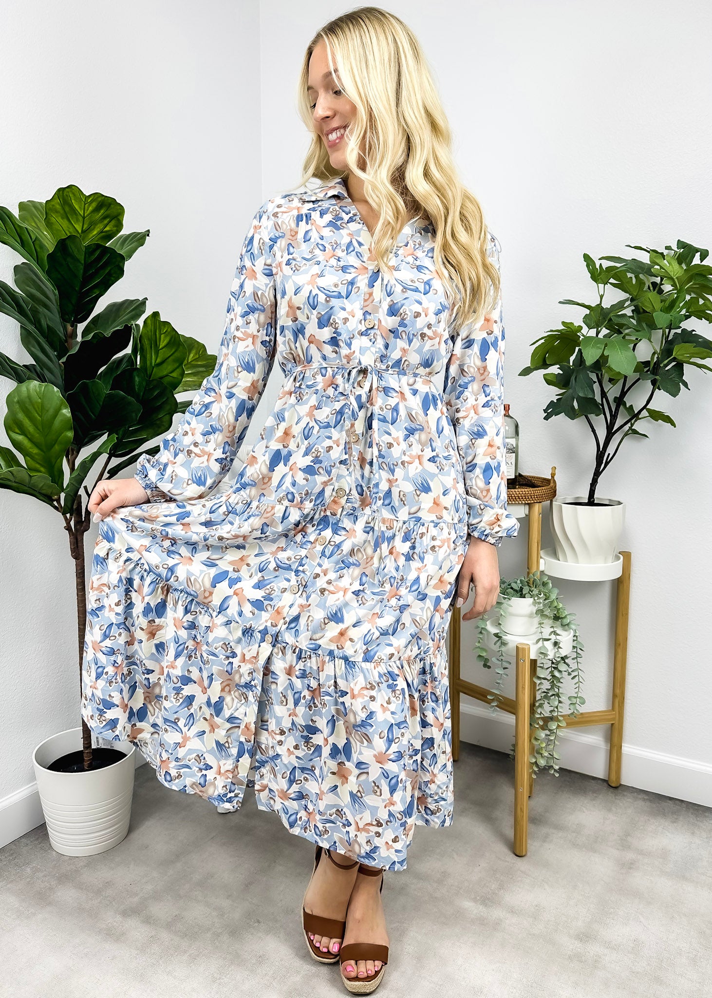 Vestido con botones y flores en escote en V 