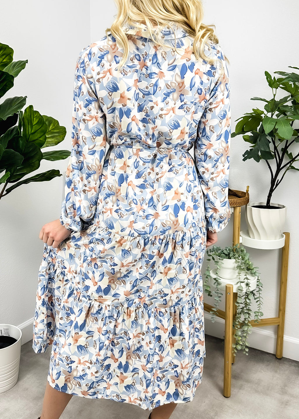 Vestido con botones y flores en escote en V 