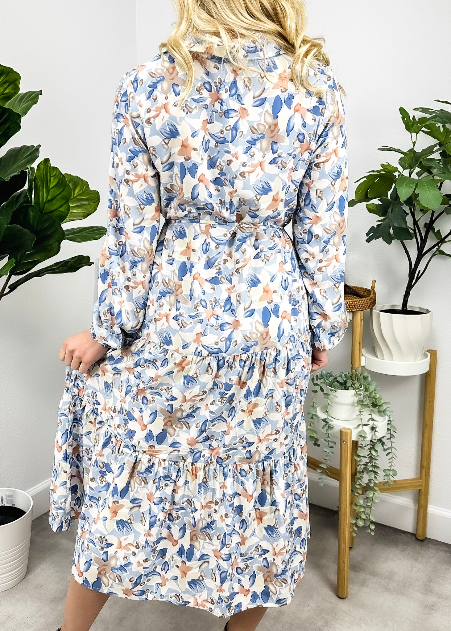 Vestido con botones y flores en escote en V 