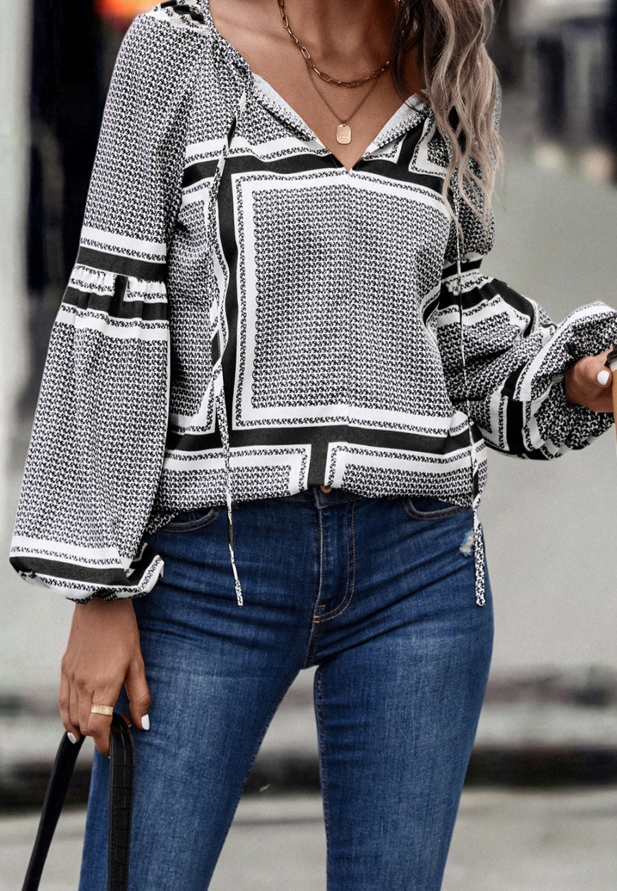 Blusa con mangas de obispo y estampado geométrico 