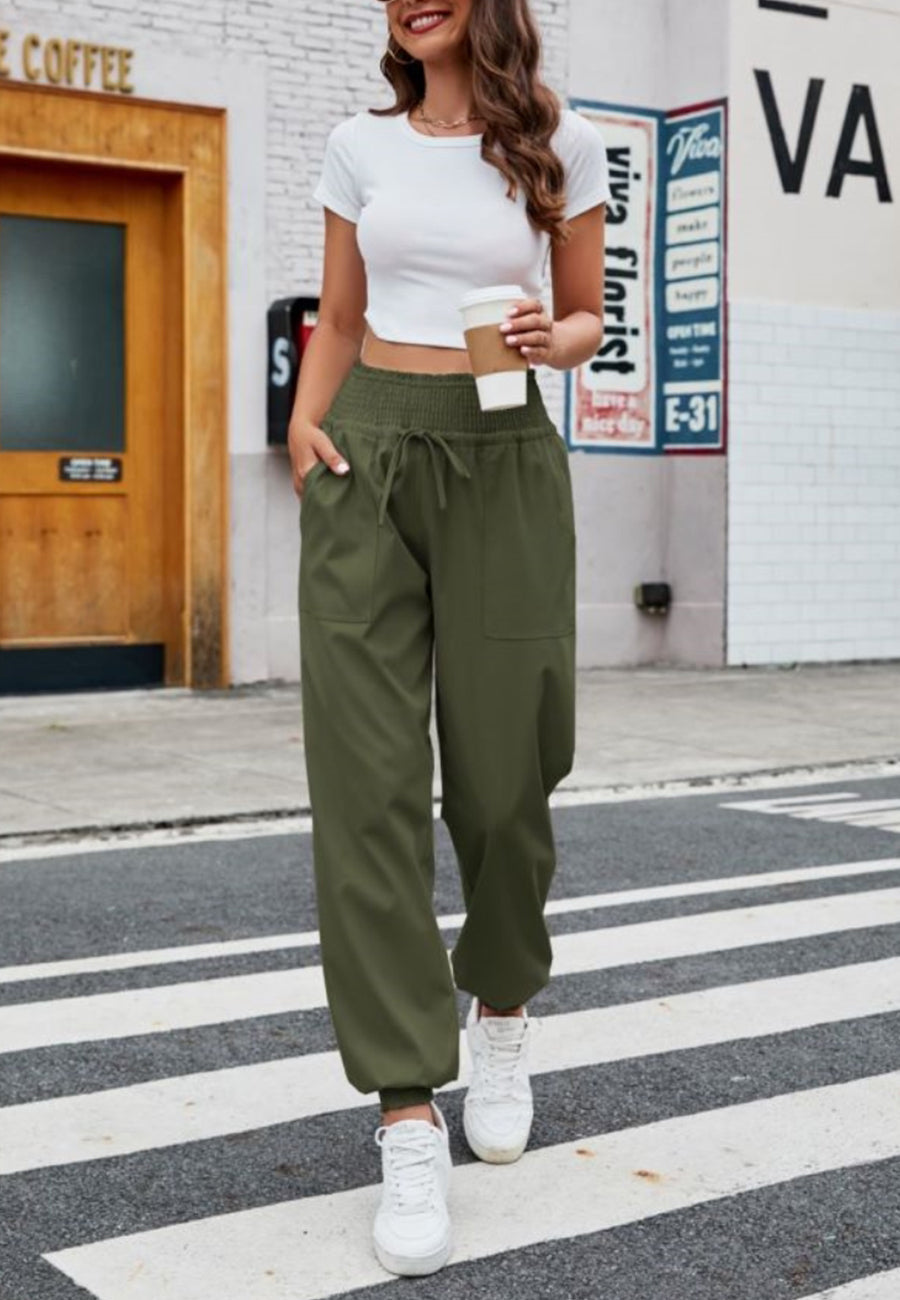 Pantalones deportivos con cintura fruncida