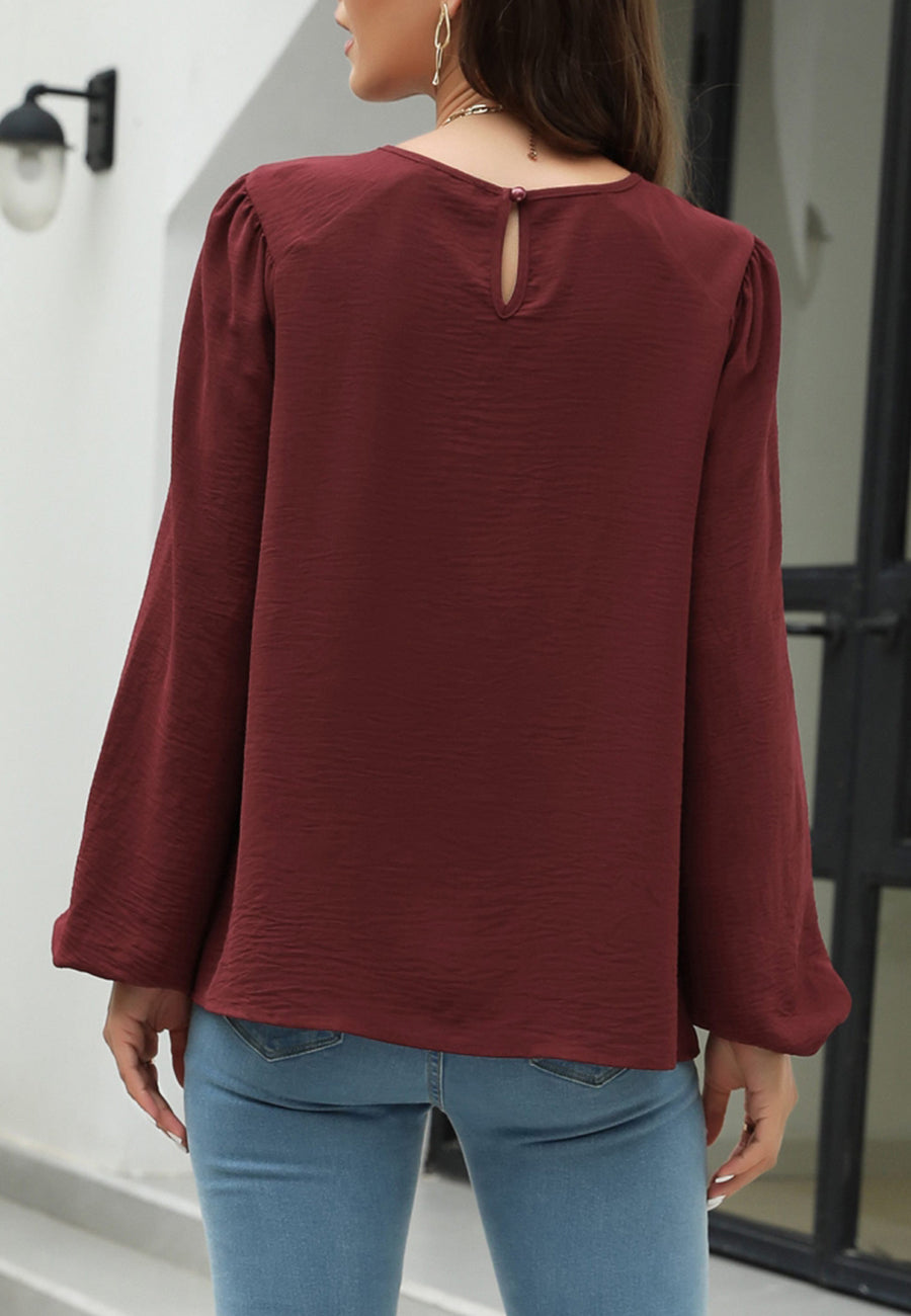 Blusa con volantes en forma de V 