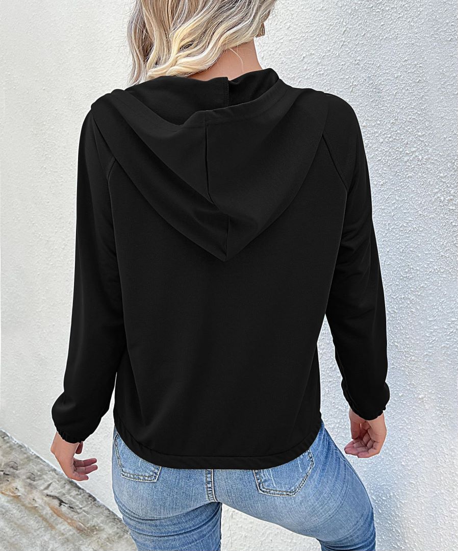 Sudadera con capucha y medio botón 