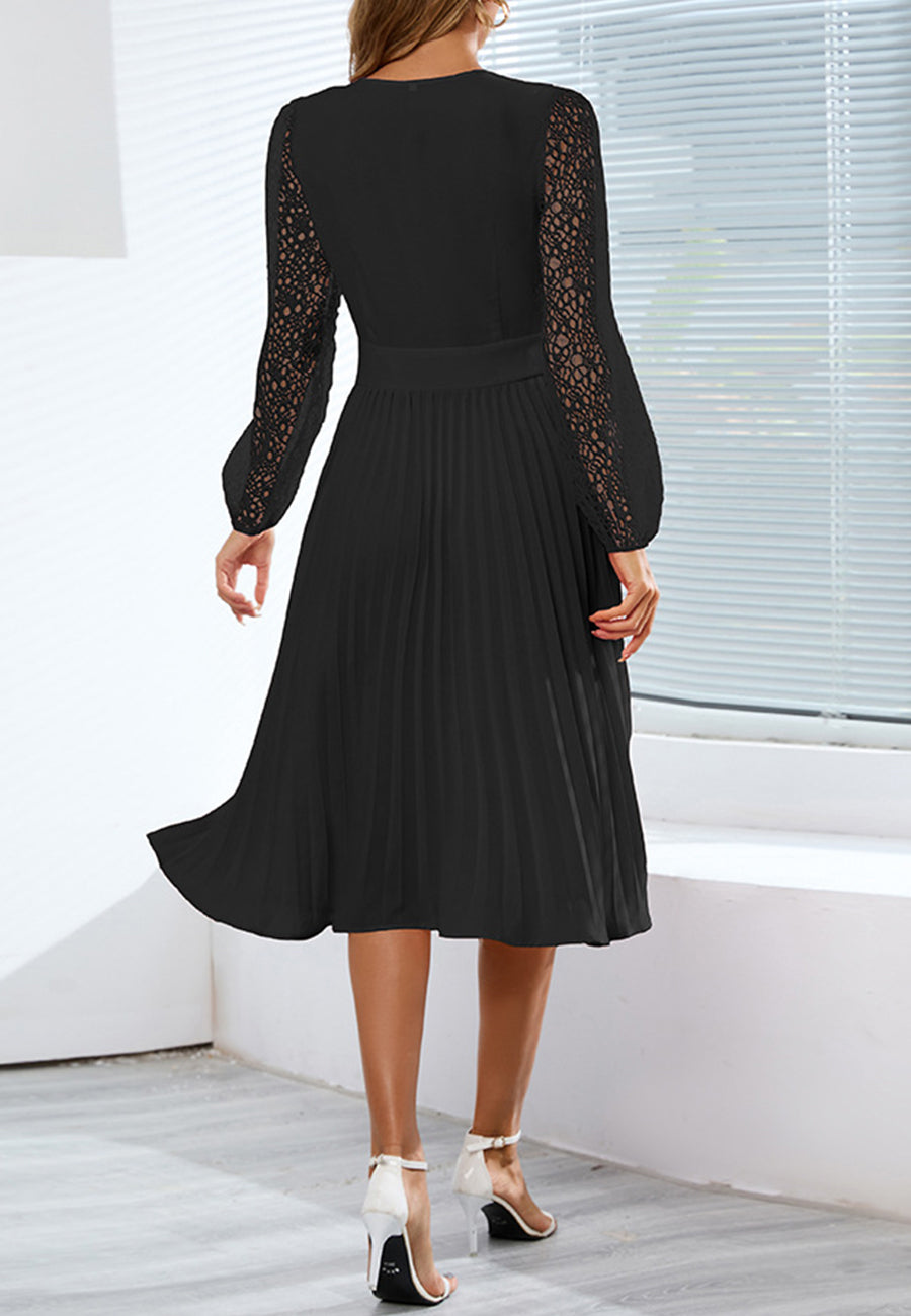 Vestido plisado con escote cruzado transparente 