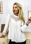 Blusa con mangas de obispo y detalle de encaje 