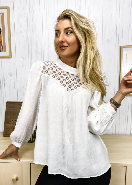 Blusa con mangas de obispo y detalle de encaje 