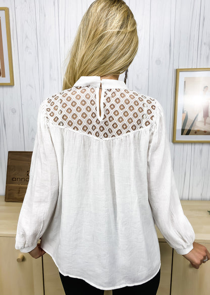 Blusa con mangas de obispo y detalle de encaje 
