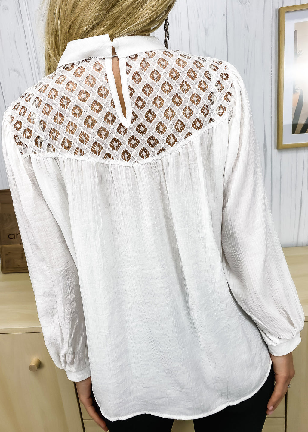 Blusa con mangas de obispo y detalle de encaje 