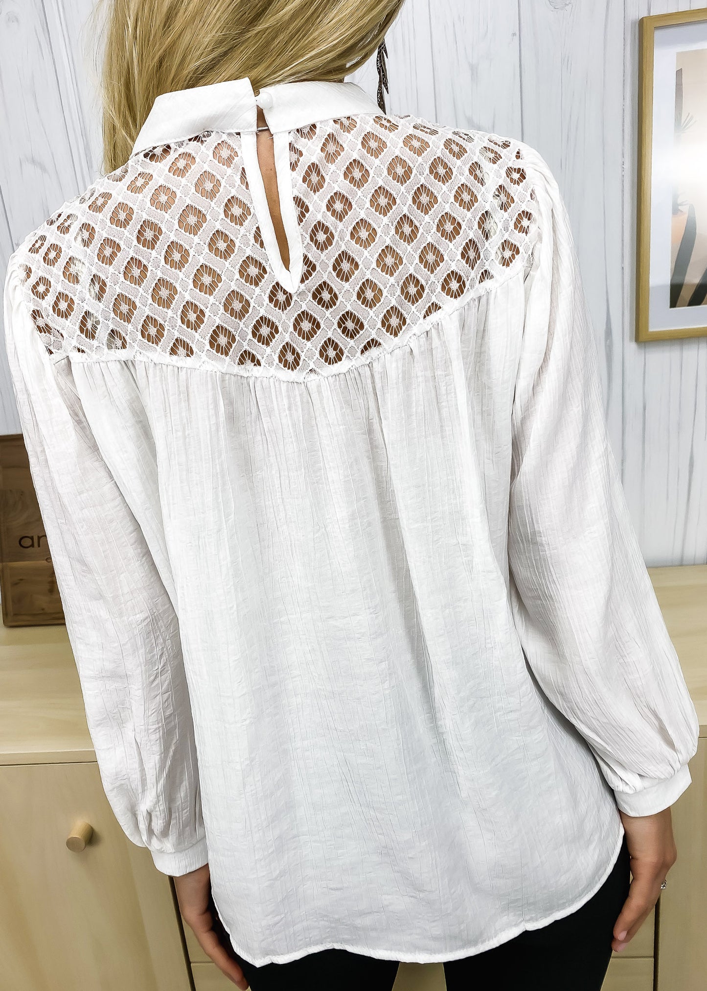 Blusa con mangas de obispo y detalle de encaje 