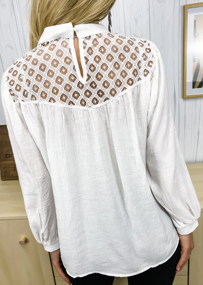 Blusa con mangas de obispo y detalle de encaje 