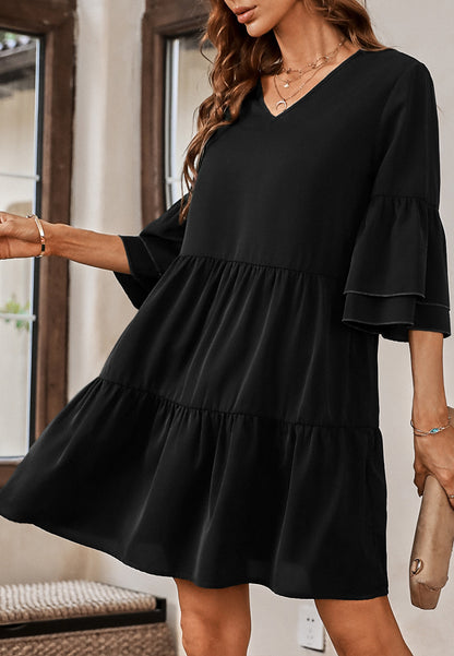 Vestido con mangas con volantes y capas de color liso 