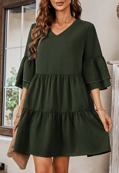 Vestido con mangas con volantes y capas de color liso 