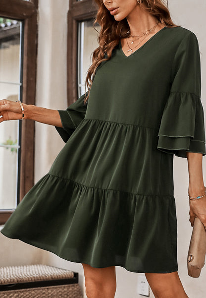 Vestido con mangas con volantes y capas de color liso 