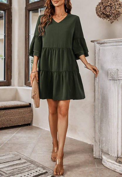 Vestido con mangas con volantes y capas de color liso 