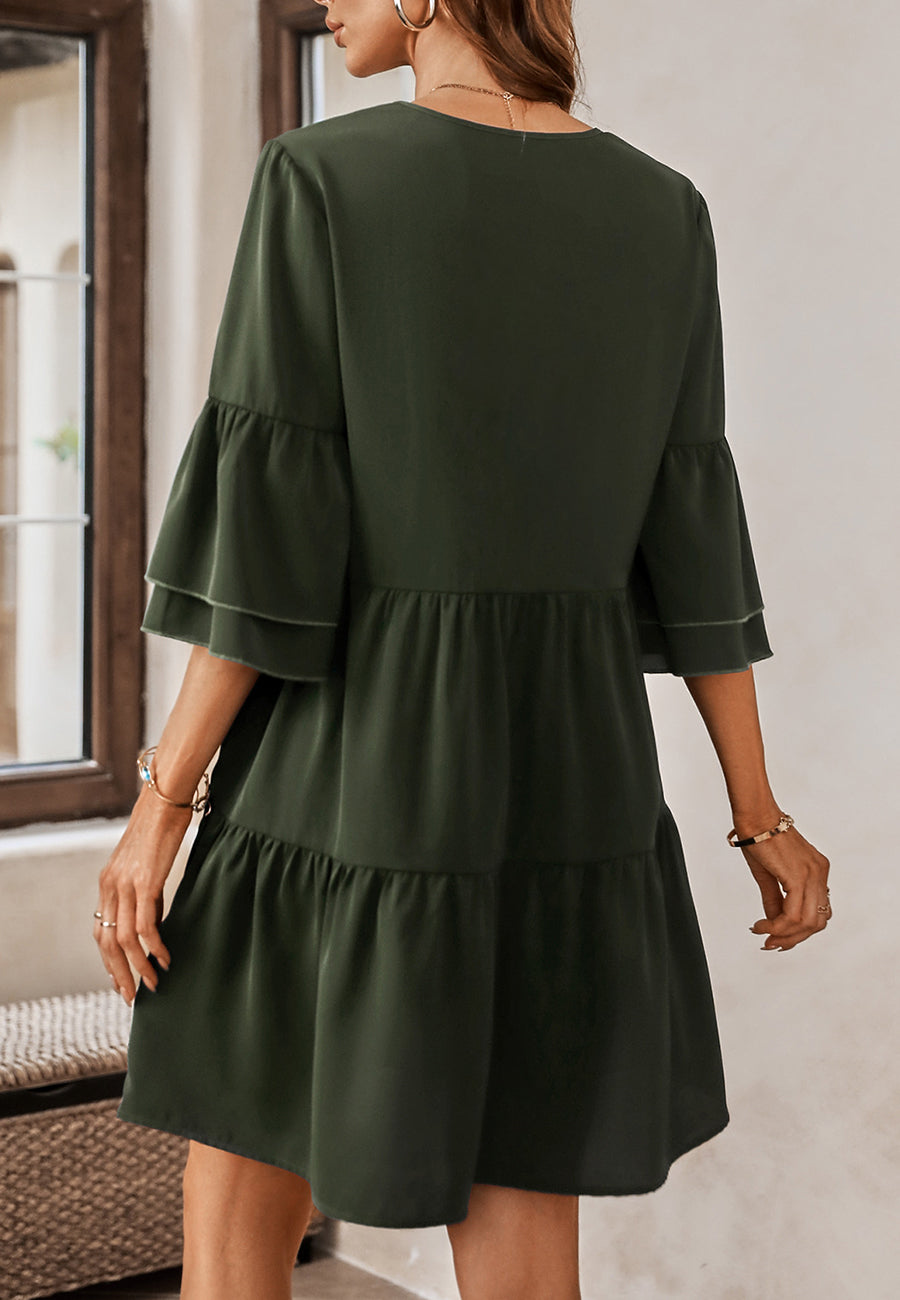 Vestido con mangas con volantes y capas de color liso 