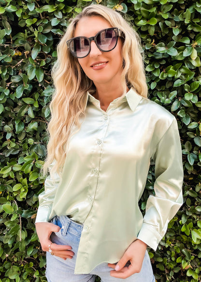 Blusa clásica de satén con botones 
