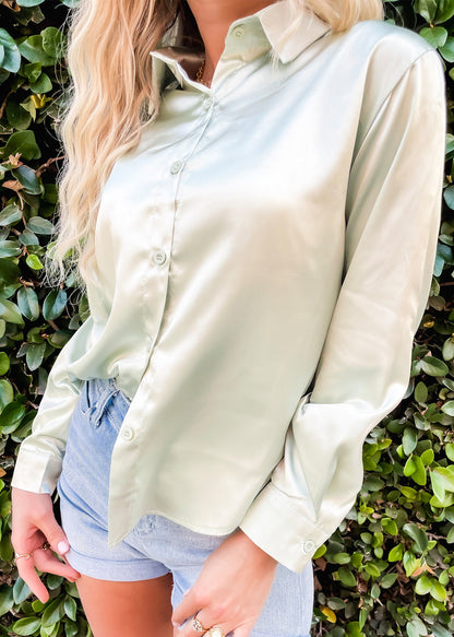 Blusa clásica de satén con botones 