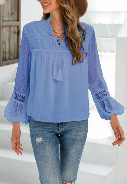 Blusa de lunares con pinza para el cuello y borlas