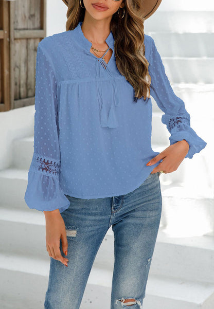 Blusa de lunares con pinza para el cuello y borlas