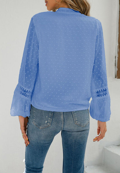 Blusa de lunares con pinza para el cuello y borlas