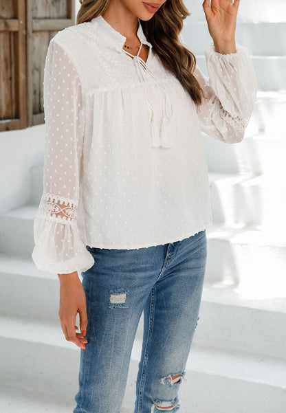 Blusa de lunares con pinza para el cuello y borlas