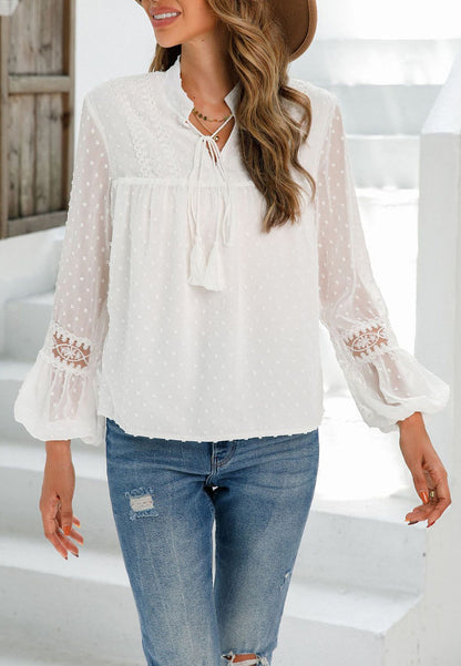 Blusa de lunares con pinza para el cuello y borlas