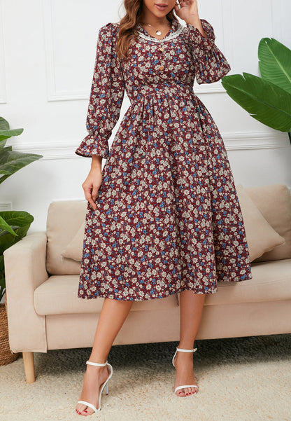 Vestido floral con cuello con ribete de encaje