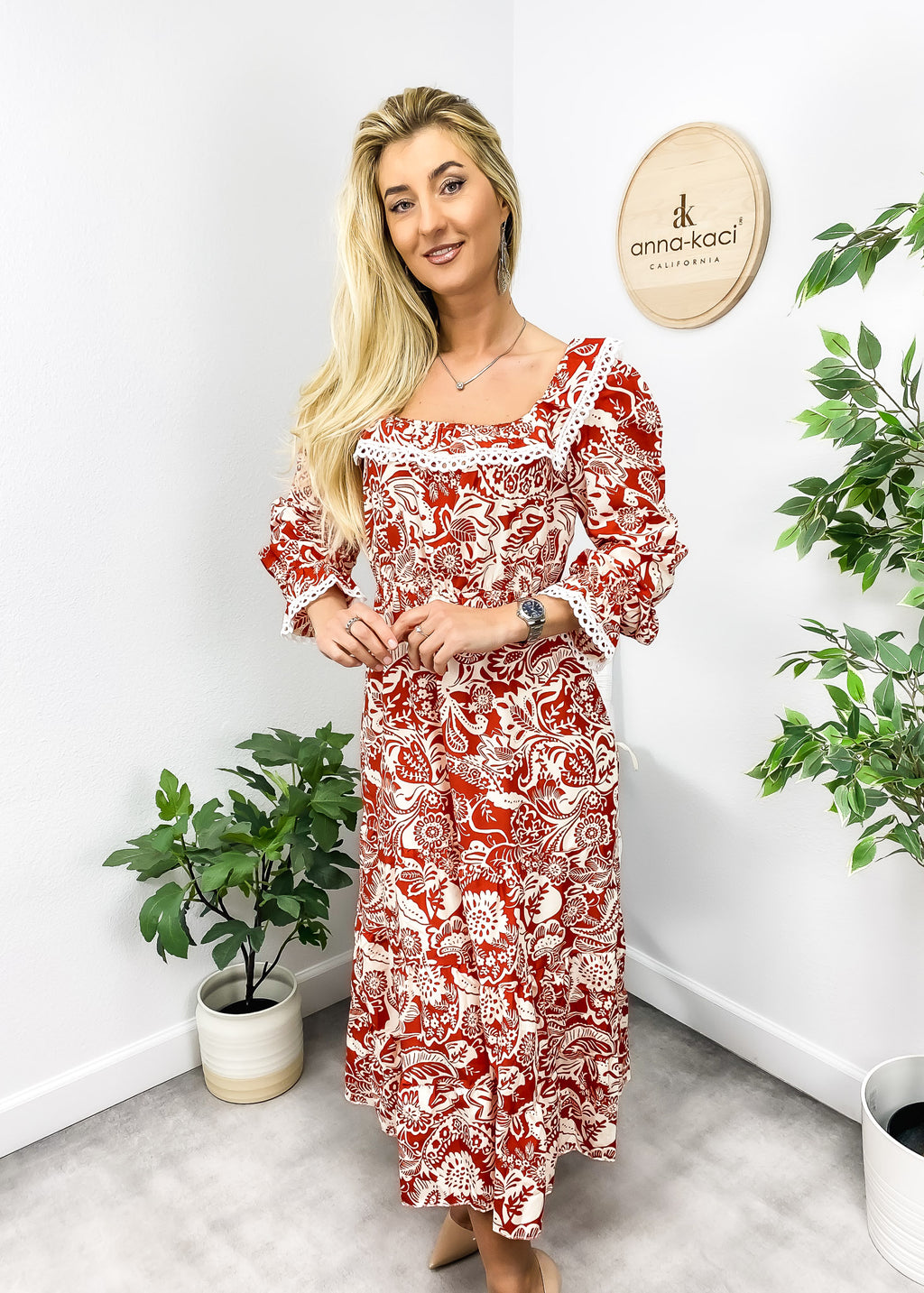 Vestido con cuello con volantes y ribete de crochet