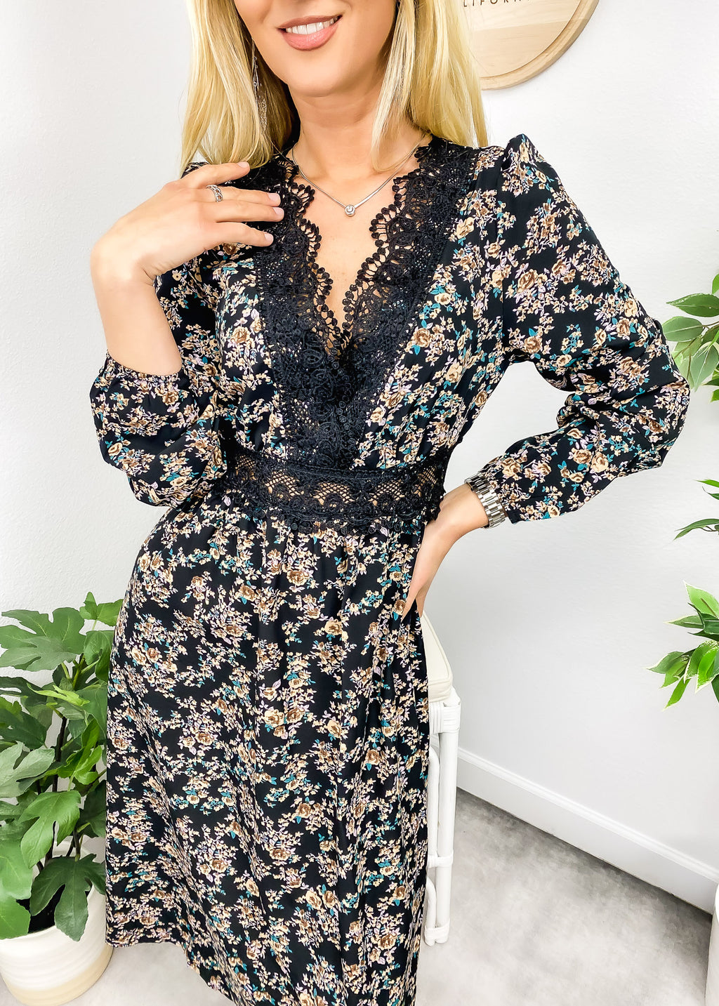 Vestido vintage con flores y ribete de encaje