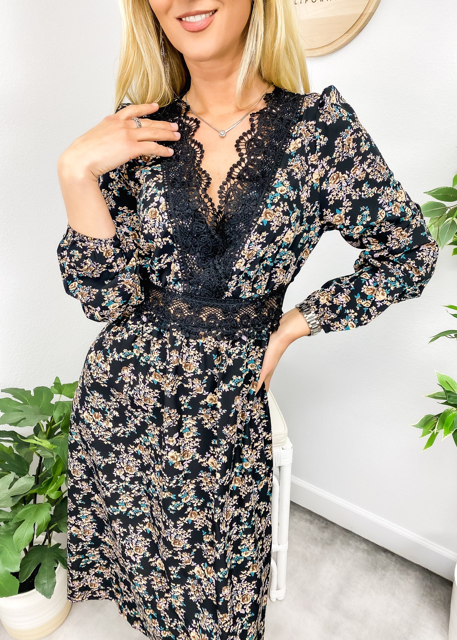 Vestido vintage con flores y ribete de encaje
