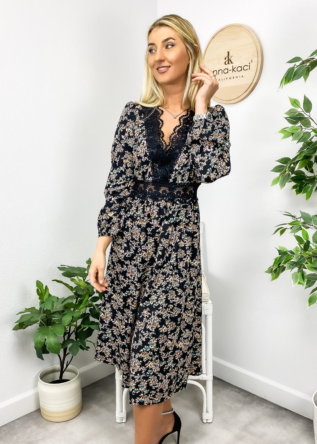 Vestido vintage con flores y ribete de encaje