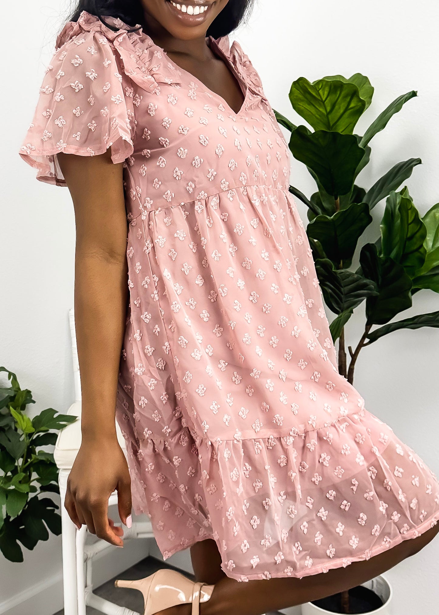 Vestido babydoll texturizado con hombros con volantes